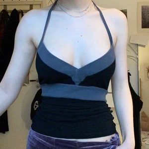 Halterneck linne - Askattigt linne en knyter i ryggen! Bra skick! Passar S men är mkt stretchig 