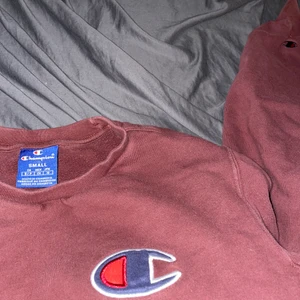 Champion storlek S - En fin champion tröja som är vinröd, har inga skador i sig eller likadant 