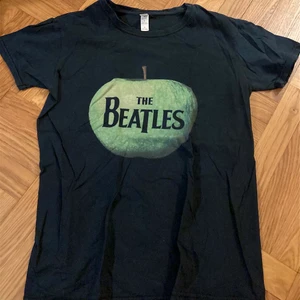 The Beatles t-shirt - Min favvo t-shirt som tyvärr inte kommer till användning. Mkt fint skick, knappt använd. Strl S! (Den är svart med grönt äpple men svårt att fånga det pga dåligt ljus 🙁). 