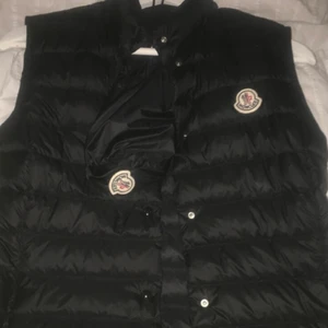 Moncler väst  - Säljer min moncler väst då den inte kommer till användning! De finns en knapp lite längre ner som är lite sönder men inget man lägger märke till! (Fler bilder kan fås vid efterfrågan) västen är i storlek 0!💗 priset kan diskuteras! Modellen heter Liane. Jag står för frakten! 