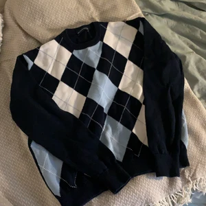 Brandy Melville sweatshirt💓 - Säljer min jättefina sweatshirt ifrån brandy Melville för att den inte har kommit till någon användning 💓 köpt i våras men använd fåtal gånger 💖 stl one size men passar mig bra som varnligtvis har xs-s skriv privat för fler bilder/detaljer