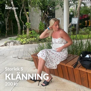 Klänning - Såååå himla fin och söt klänning som jag dör för!!! Så somrig o härlig men är tyvärr för liten… använd två gånger.💜 hoppas den kan komma till mer användning hos nån annan