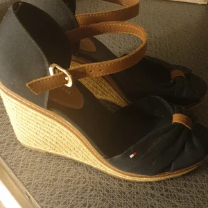 Helt oanvända Tommy hilfiger kilklackar - Helt oanvända, strl 39