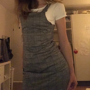 Rutig hängselklänning  - Supersnygg rutig hängselklänning i storlek 36. Klänningen är köpt för ca 2 år sedan, men är i väldigt bra skick och jag har inte använt den särskilt mycket. Klänningen har också gula invävnader, vilket ni kan se på bild 3, vilket gör att den är sjukt snygg att ha till t.ex ett par gula strumpbyxor😊💕