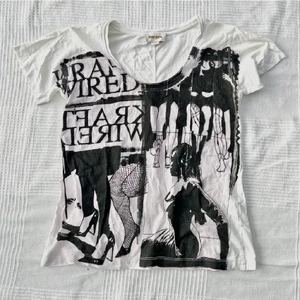 Disel T-shirt  - (Lånad bild) Så snygg disel T-shirt som jag köpte här på Plick men kommer nu inte till användning. Litet ”hål”/ ”spricka” på baksidan men det syns inte alls mycket då jag har sytt igen det. Storlek xs men passar även s och m. Skriv privat för fler bilder. Frakt ingår ej 💕