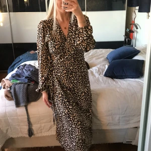 Långklänning med knyte i midjan  - Lång omlottklänning med knyte i midjan 