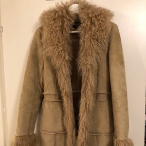 Afghan/penny lane jacka strlk S - Inköpt på etsys men tyvärr fel storlek. Vintage, i mocka och linningarna i mongolisk tibetansk päls. Innerfodret i fuskpäls. Måtten är  Midjemått 43cm Längd 79cm Ärm 60cm Bröstvidd 46cm