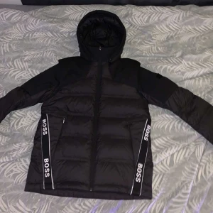Hugo boss jacka - Helt ny äkta hugo boss jacka, köpte för 5000kr. Prislappen sitter kvar. 