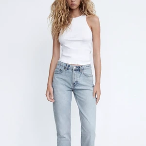 Zara Mid rise jeans - Säljer mina ljus blå jeans från zara som jag tyvärr ej kan ha då de är för stora. Jeansen är slutsålda på zara hemsida. Pris diskuteras 
