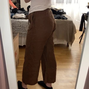 Bruna linnebyxor  - Bruna linnebyxor köpta från Ginatricot i strl 36.  Vid frågor är det bara att skriva!🥰  Nytvättad! 