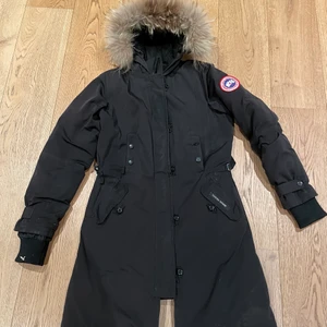 Canada goose jacka dam - Använd äkta canada goose jacka. Lite sliten, med några söndriga sömmar och ett hål. Går att laga. Kan skicka bild vid kontakt. Nypris ca 10 tusen mitt pris: 2700. Kan mötas upp i lerum men står inte för frakt om jag ska skicka den. Kontakta vid intresse! ☺️