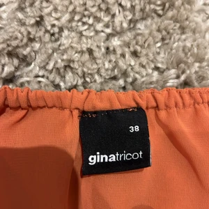 Ginatricot - Den är lite genomskinlig så jag rekommenderar att har en topp under och den en använd 1 gång.