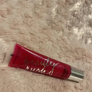 Victoria’s Secret flavored gloss - Säljer min helt nya Rush Flavored Lip Gloss från Victoria’s Secret som jag aldrig har  använt eftersom jag inte sminkar mig. Den är i färgen Punchy och har glitter. (Frakten betalas av köparen) 