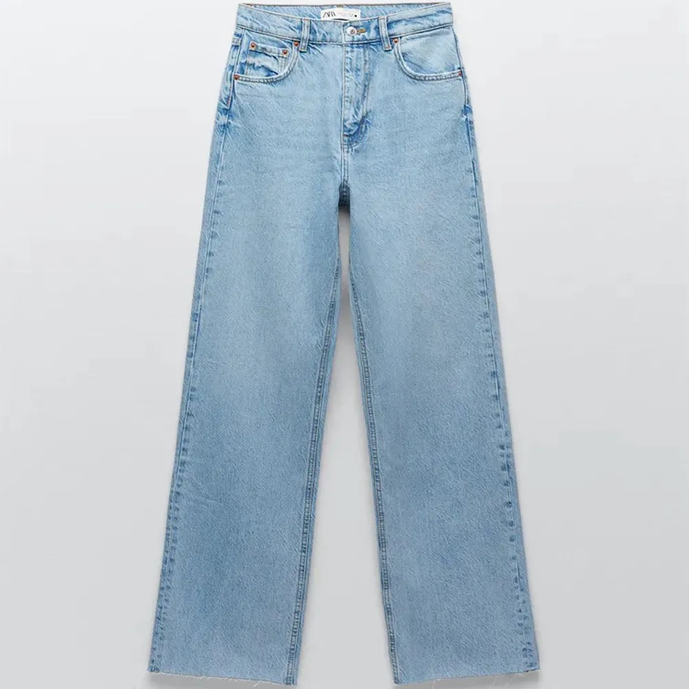 Säljer mina jeans från Zara då jag inte använder de längre. Köpte de för knappt ett år sedan och de passar mig perfekt i längden och jag är 177cm. Höga i midjan och ett skönt material. Vida nertill. Skriv privat om du är intresserad!!✨💞🥰. Jeans & Byxor.