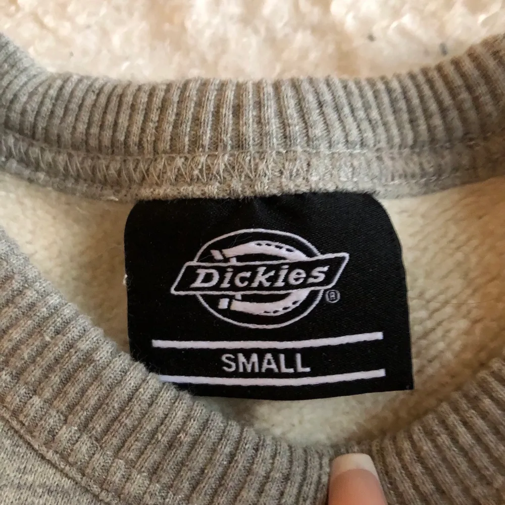 Dickies collegetröja köpt på carlings. använd en gång så den är som ny. bokstäverna är fast sydda i gul-tråd och bokstäverna är mörkgröna. ❗️köpare står för frakt❗️. Tröjor & Koftor.