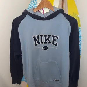 Nike Hoodie - Köpt i Florida 2004, mått från axel: armen; 62 cm, längd; ca 60 cm. 💙