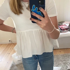 Volang tröja - Säljer min vita superfina volangtröja, den hade en fläck nör bilderna togs men den är helt i nyskick och inga fläckar nu. Frakt på 48kr