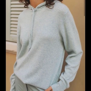 Soft Goat hoodie  - Hoodie från Soft Goat i färgen ”Sea Foam” som inte längre säljs. Köpt i somras, inte nopprig. Storlek L men väldigt små i storlekar, sitter bra på mig som brukar ha S i tröjor. Nypris 2095kr