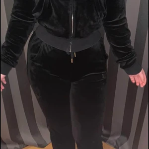 Juicy couture  - Tja säljer mina juicy couture det för använder inte dem  längre eftersom jag har tröttnat på färgen o har skaffat mig färgen röd o vill hälst sälja dem eftersom jag kommer inte  använda dem. Dressen är i strl S men kan passa även M vid intresse det bara o skriva.(helst seriösa)