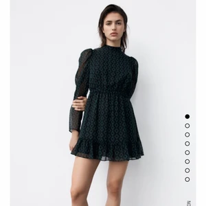 Zara klänning - Intresse koll på denna klänning från zara innan jag skickar tillbaka den. Köptes INNAN rean (359kr). Slutsåld i S på hemsidan. Storlek S, passar nog en Xs också. 