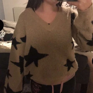 Stjärn tröja - skitsnygg tröja från shein med stjärnor på ⭐️ använd minst 2 gånger och kommer inte till användning tyvärr 💕