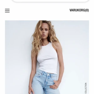 Zara mid jeans med slits❤️💕 - Slutsålda skitsnygga mid rise zara jeans med slits❤️ skitsnygg passform, jag är runt 168 och dom är perfekta i längden! 