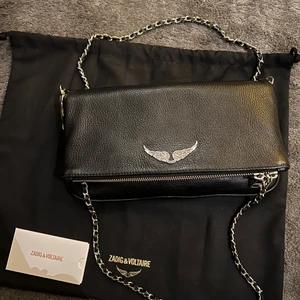 Zadig Väska - Säljer nu min Zadig väska som jag köpte i augusti, den är alltså som ny och ser oanvänd ut. Dustbag och två olika längder på band medföljer. Nypris 3500. Buda från 2200 köp direkt för 2500💖FRAKTEN TILLKOMMER!📬📬ledande bud:2500 KÖPT! 