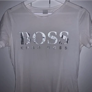 Hugo boss t-shirt vit och silver. - Använt endast några gånger. Bra skick!!