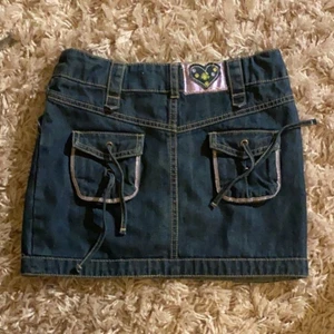 jeanskjol - såå gullig kjol med as coola fickor och ”diamanter” på som ni ser på andra bilden, den är i barnstorlek så sitter som en miniskirt men den är tyvärr för liten för mig :( 