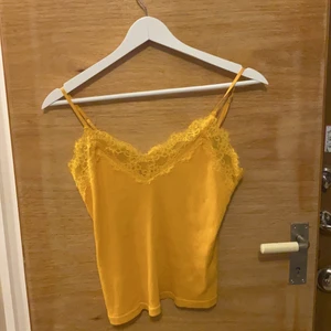 bikbok linne  - Gult / orange linne från bikbok . Storlek xs söt Spets