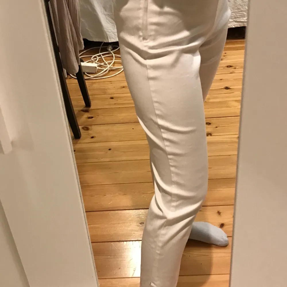 Aldrig använda, säljer för 60 + 63 kr frakt. Jag är 163 cm och dom sitter hyfsat på mig, lite stora. . Jeans & Byxor.