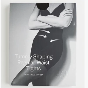 Strumpbyxor  - Säljer 2 par strumbyxor i svart och beige i strl S. Formar sig till sin kropp så passar typ från Xs till M . Helt nya aldrig använt. 99 kr styck på h&m men säljer båda för 100 kr. Kommer ej komma till användning.