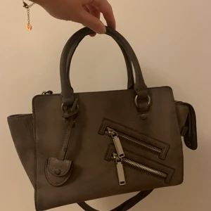 Rebecca minkoff handväska - Inköpt för 3900 kr, säljs inte längre. Rymlig väska med justerbart band som även går att ta av. Höjd: 17 cm, bredd: 25 cm. Har två innerfickor. 