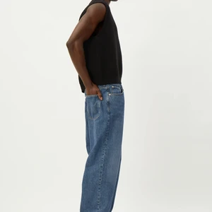 Weekday Galaxy Loose straight jeans - https://www.weekday.com/en_sek/men/jeans/product.galaxy-loose-straight-jeans-blue.0970127014.html 28/30 Galaxy Loose Straight Jeans Deep Blue