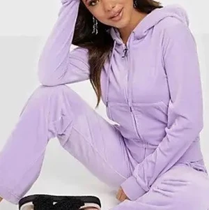 Juicy Couture byxor  - Säljer mina ljuslila juicy couture byxor. Inte så jätteanvända då jag har andra som jag gillar mer!! Skriv vad ni kan ge! Köp direkt för 800 ink frakt !!