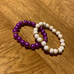 Hammagjort armband - Säljer dessa armband för 40kr för båda, skriv privat om du har några frågor eller så🥰🥰