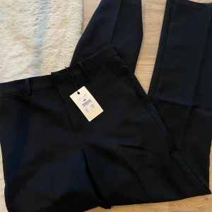 Kostymbyxor från bik bok - Säljer dessa populära kostymbyxor i modellen Vilma som är slutsålda i strl 36. Säljer pga jag köpte två storlekar och dessa var för små för mig 💖helt oanvända med lappen kvar!! Sitter skitsnyggt på😍💜 köpta för 399 säljer för 350