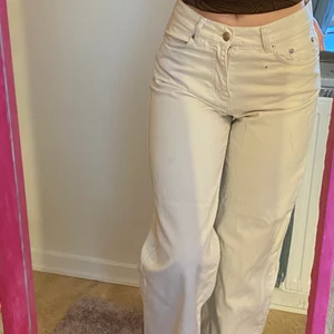 Junkyard jeans-wide leg - Jättefina vita, vida jeans. Sitter jättefint i midjan (mid Rise) och är verkligen kär i dessa byxor!❤️ tyvär är dom lite stora på mig. , hon på bilden är min syster och hon är cirka 167 cm💓 Jag köpte dom för 700 kr. 