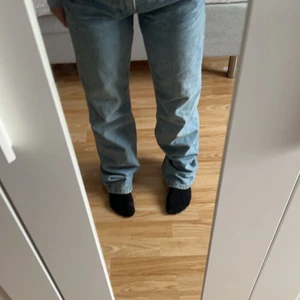 Zara Jeans - säljer mina Zara jeans, då dom är lite för korta för mig. Jag är 172 och dom är mid rise. Hon på bilden är ca 156-160cm lång
