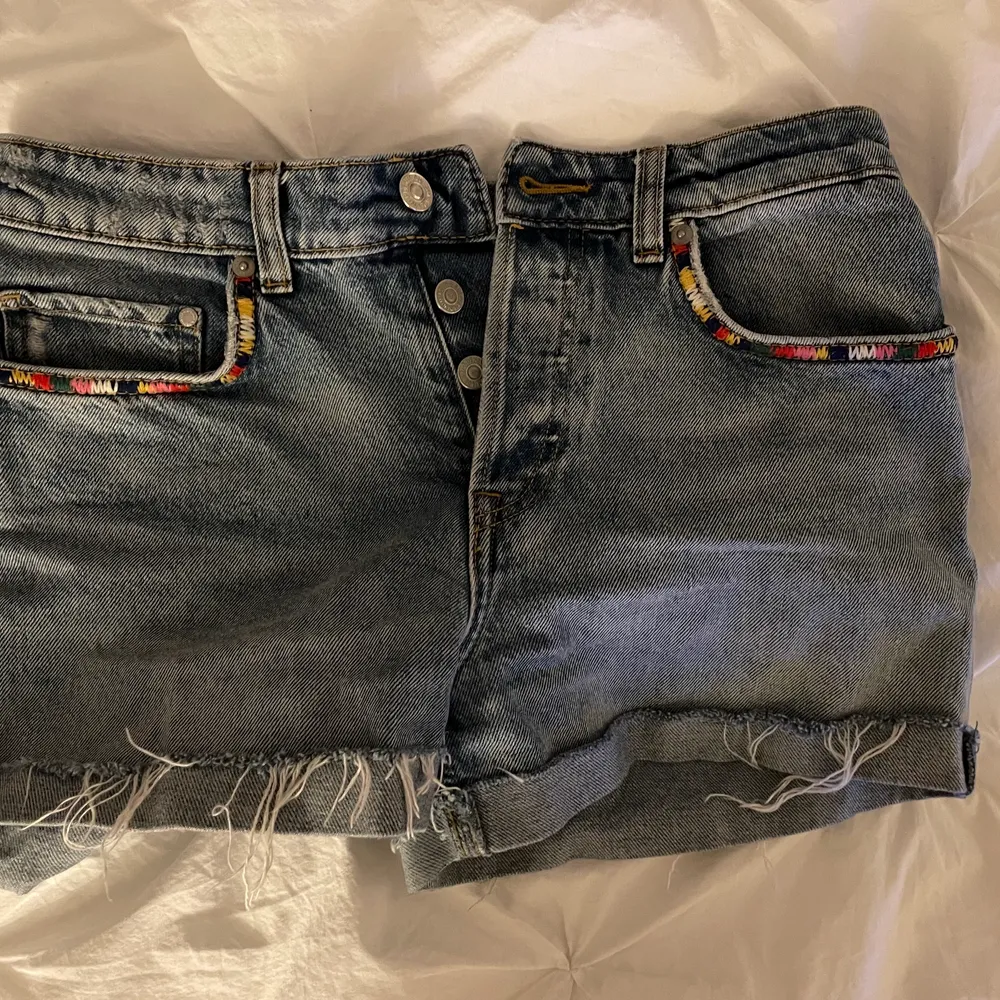 Snygga jeans shorts från hm. Dom är i storlek 34 och är i gott skick. . Shorts.