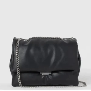 Axelremsväska hm!! - Säljer nu denna rymliga väskan köpt på hm. Den är svart och i jättefint skick. Ser ut som ny. Frakt tillkommer om den ska skickas 📦