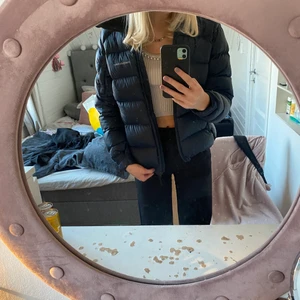 Peak performance frost dunjacka.  - Säljer en peak performance jacka i storlek S som jag tidigare köpt på Plick därmed Ingår inget riktigt kvitto. Jackan är inte  använd många gånger av mig eller tidigare ägare. Säljer den pgr av att den inte satt bra på mig. Jackan är helt hel, inga märken eller hål nån stans det ändå som är ett litet ”fel” är att märket som sitter på blixtlåset är borta men det är inget som stör eftersom det finns snören att dra i (Tidigare ägares fel). Köpare står för frakt! Köpt för 1848kr säls för 1600