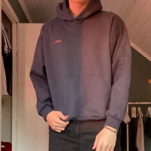 Mörkblå Hoodie - Hoodie i mycket bra skick och använd ett fåtal gånger och inga synliga fel. Storlek M, modell är 186 cm. Färg: Mörkblå. Om du undrar mått eller fler bilder är det bara att slänga iväg ett DM. 
