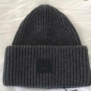 Acne mössa - Säljer denna superfina acne mössa❤️😊 I jättefint skick💕 500 ink spårbar frakt😝