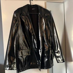 Blazer i lack - Svart lackad blazer, OANVÄND!!! Denna är så ball men alldelles för stor tyvärr, köparen står för frakten om man inte vill mötas upp i Stockholm, det går okså bra!💓 Perfekt till fest, skulle vara så snygg till nyår! 