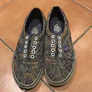 Vans - Limited edition vans i bra skick jag köpt för flera år sen men inte använder. Det är en storlek 39. köpare står för eventuell frakt 
