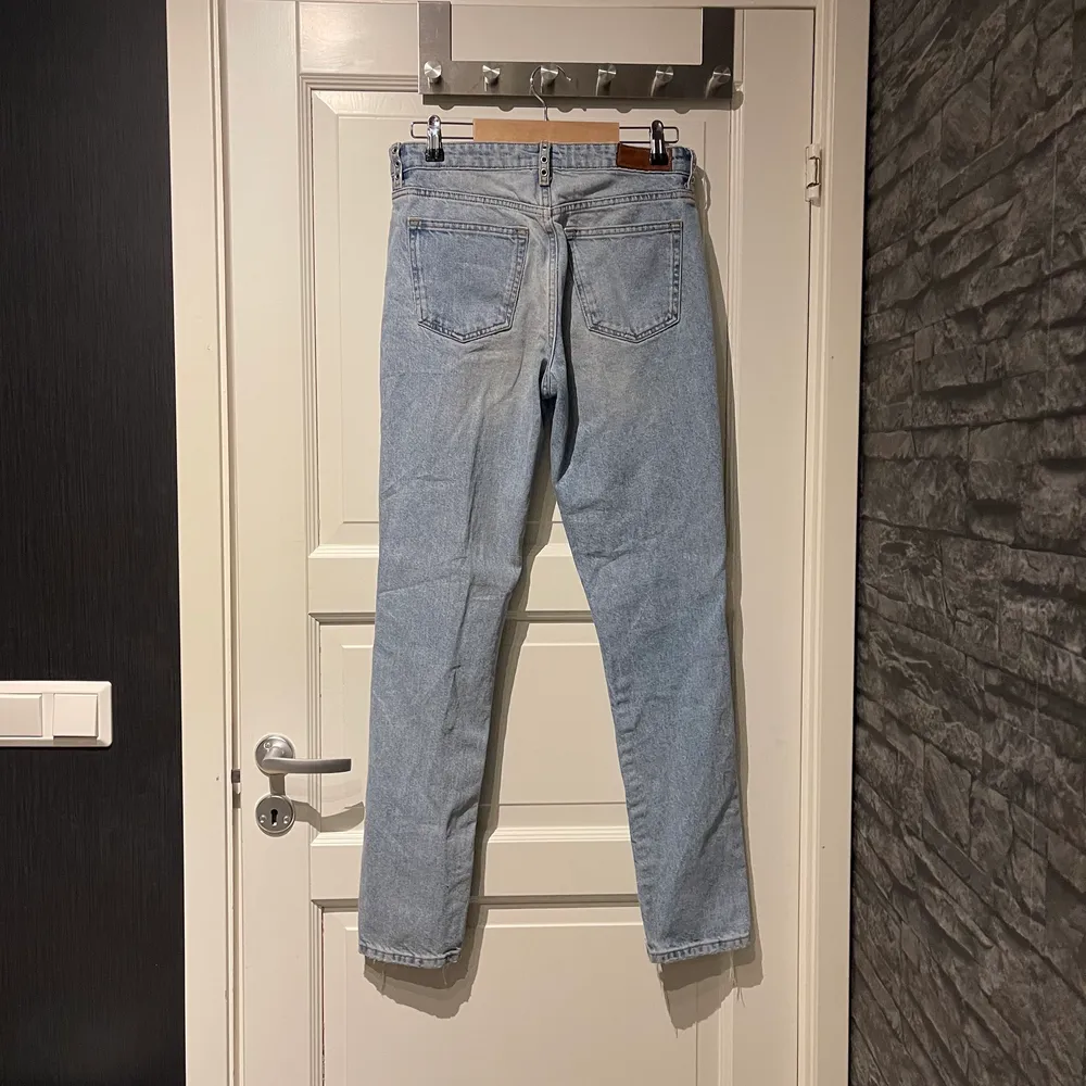 Riktigt snygga slitna jeans från bikbok formar sig väldigt fint över rumpan . Jeans & Byxor.