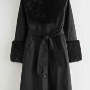 & Other Stories kappa - Fur coat i storlek 34, från & Other Stories. Som i nyskick.