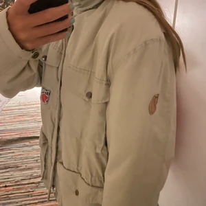 Fjällräven jacka - Snygg beige jacka från fjällräven. Jag är 176 cm lång och bär ofta storlek S/M i jackor. Köparen står för frakt! (Vet dock ännu inte vad frakten kostar, men kollar upp det så snabbt jag kan!). Skriv vid eventuella frågor 😍💜💕🧡