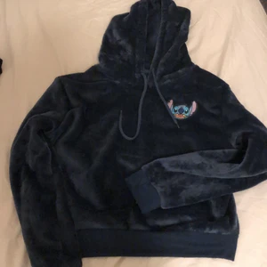 Disney hoodie - Köpt i usa . Använd få tal gånger . Den är väldigt mjuk och skön både inuti och utanpå . Den är mörkblå med ett broderat Stitch märke på . Den är i storlek L i barnstorlek men passar som xs-s . Köparen står för frakten. Priset kan diskuteras. Betalning sker via swish . 